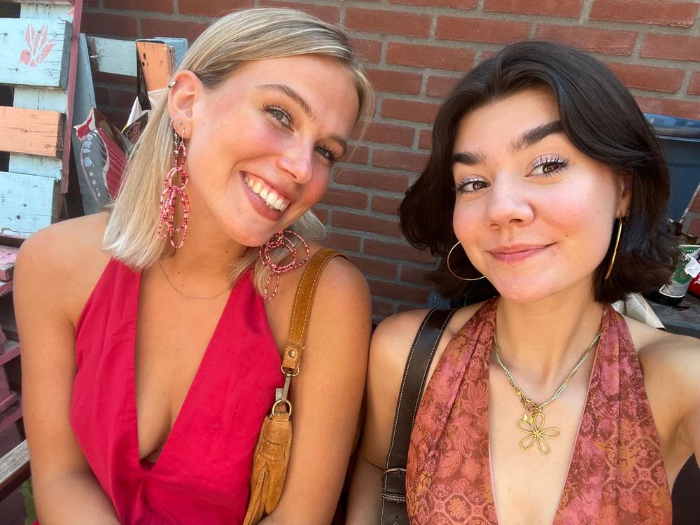 zomer, oorbellen en een terras