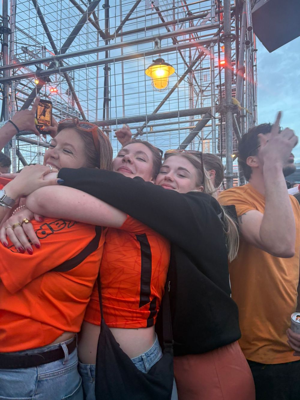 in het oranje, vooraan bij het podium