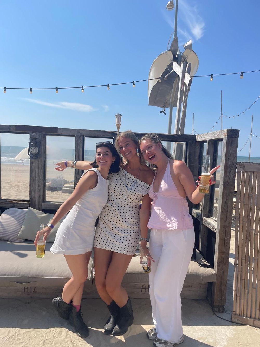 strandtent, flesje in de hand